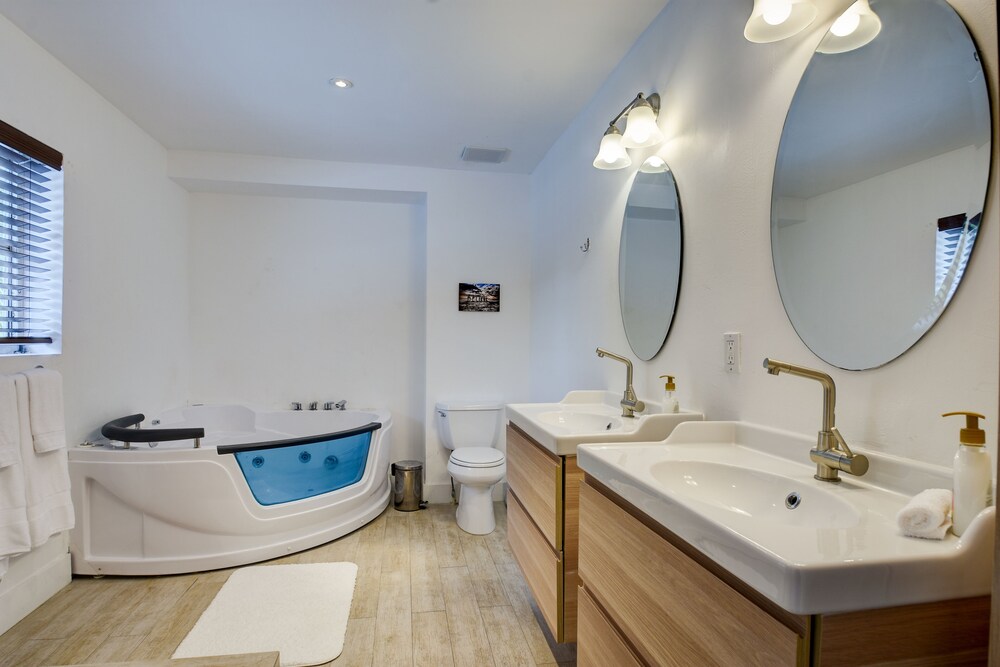 Heated Pool, Billiards table, huge property