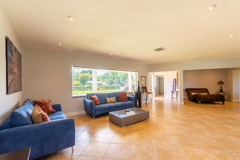 Heated Pool, Billiards table, huge property