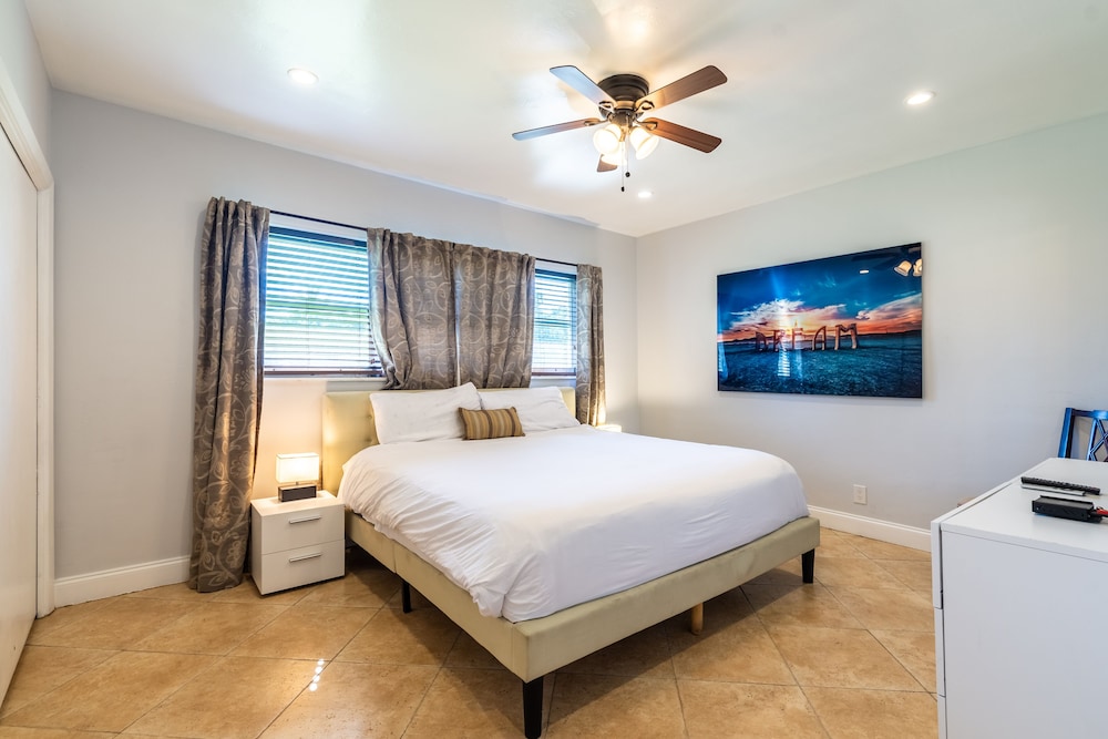 Heated Pool, Billiards table, huge property