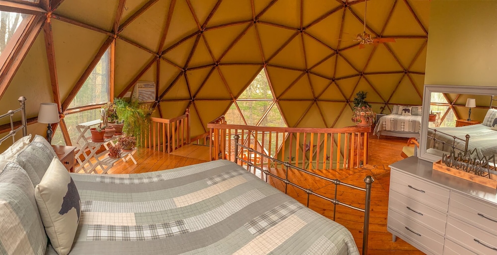 LOW AUGUST RATES! Geodesic Dome On 40Acres w/Hot Tub Grassy Creek Vrbo