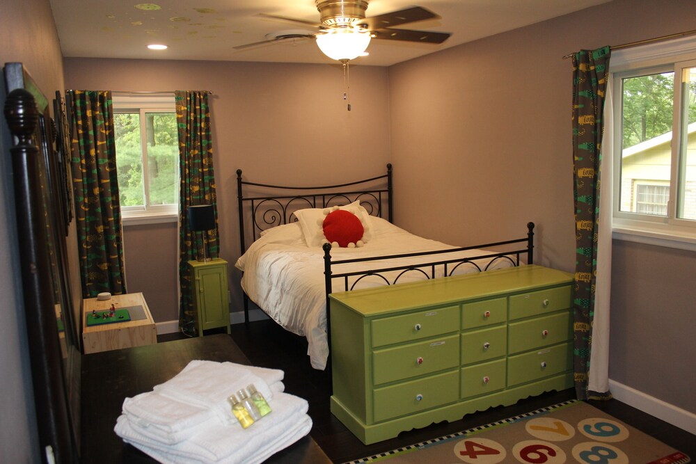 Multigenerational family home for ND FB weekends, graduation and NOW