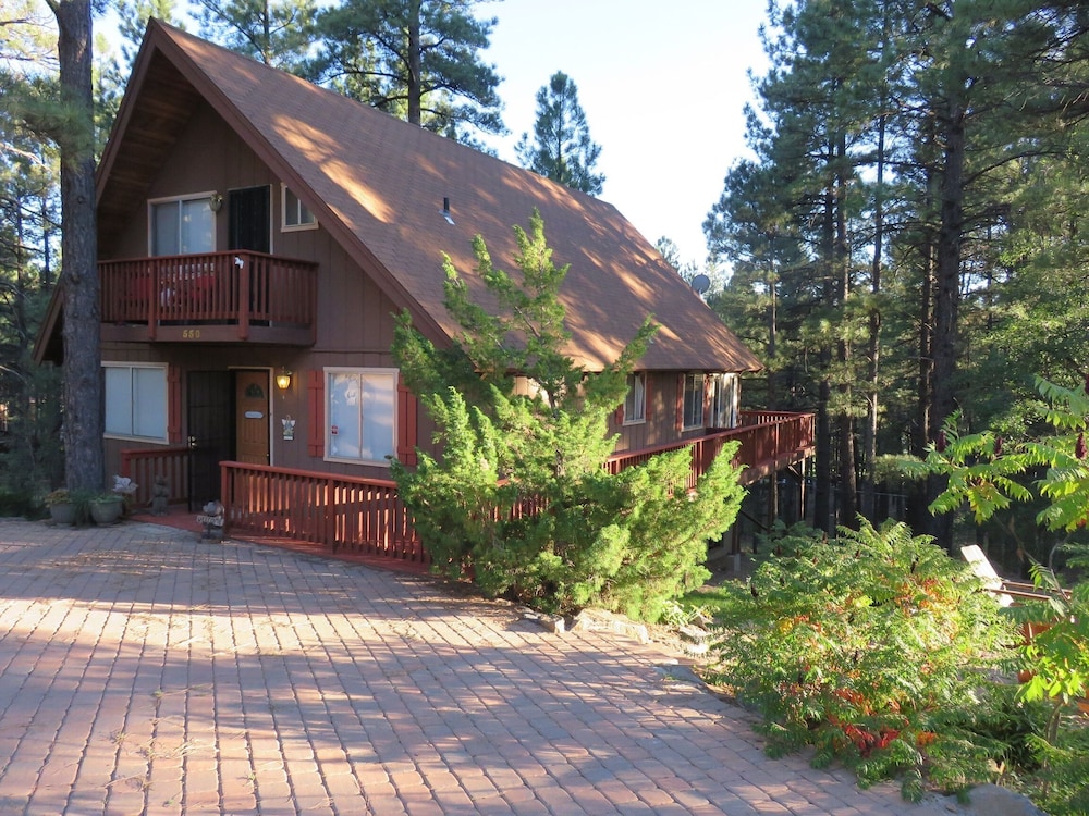 Summertime Bliss in the Pines! No cleaning fees Dog friendly /AC