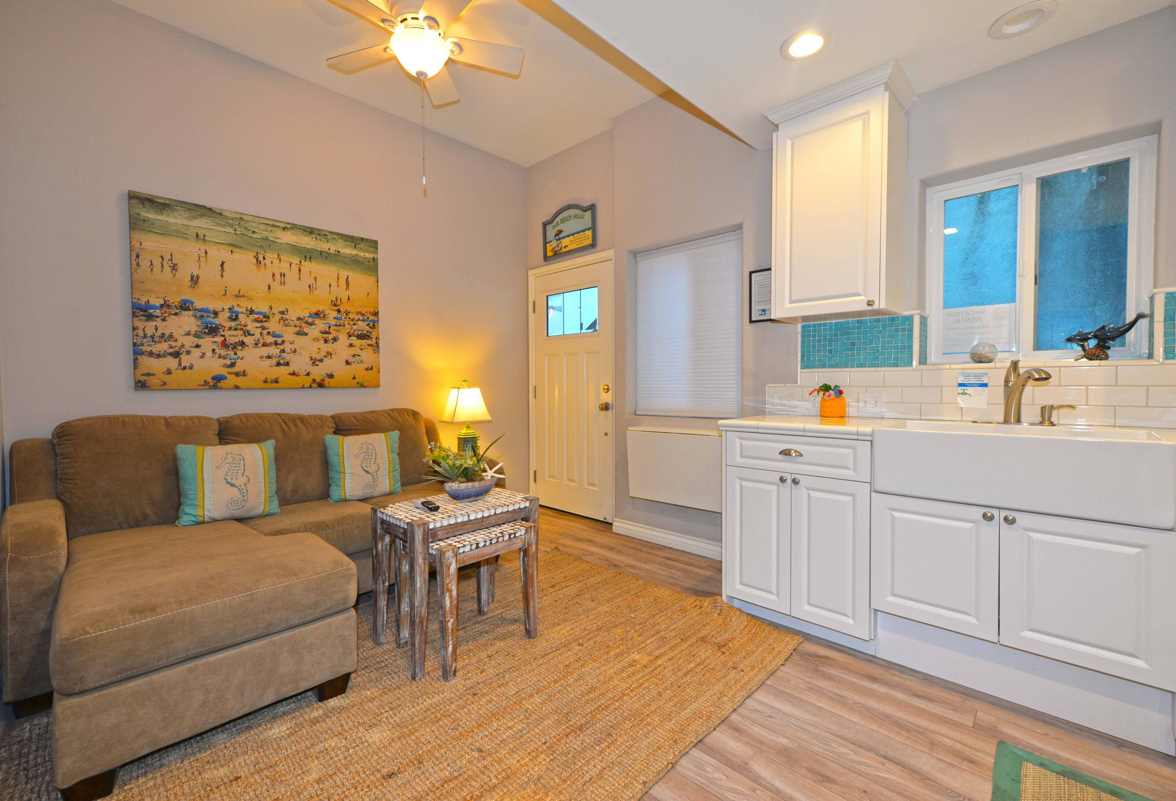 359SC: Cozy Triplex Unit C,Lower level, 2.5 Blocks to Beach + WIFI - 359 Sumner in Avalon, United States
