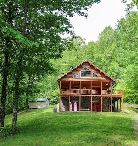 Quiet Splendor-secluded 3level LOG Home W/hot Tub, Firepit, AIR Hockey & Wifi in Lansing, United States