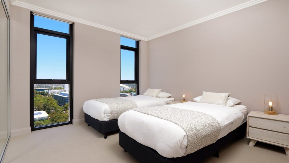 Australia Towers // 3 Bed 2 Bath Spacious and Modern Apartment, Olympic Park Views - 17.03