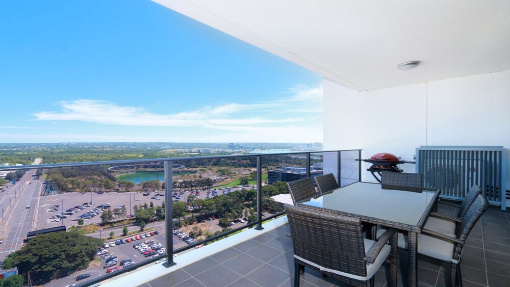Australia Towers // 3 Bed 2 Bath Spacious and Modern Apartment, Olympic Park Views - 17.03
