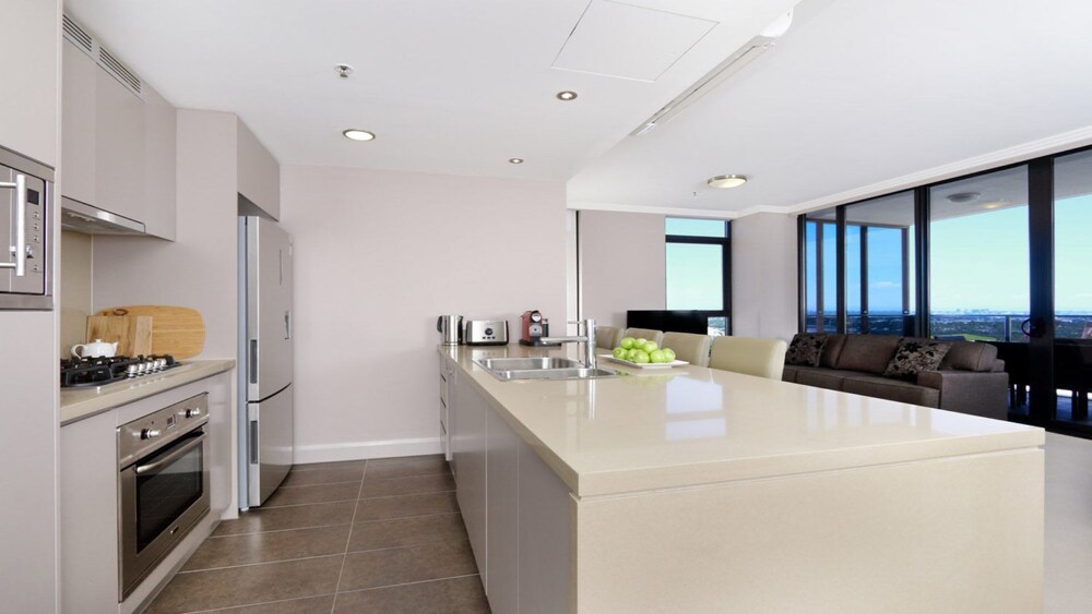 Australia Towers // 3 Bed 2 Bath Spacious and Modern Apartment, Olympic Park Views - 17.03