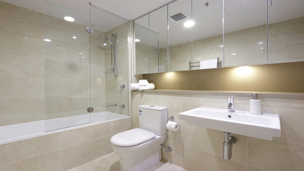 Australia Towers // 3 Bed 2 Bath Spacious and Modern Apartment, Olympic Park Views - 17.03