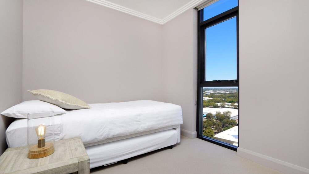 Australia Towers // 3 Bed 2 Bath Spacious and Modern Apartment, Olympic Park Views - 17.03