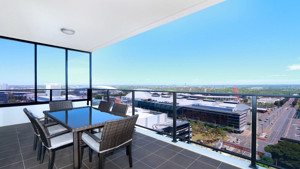 Australia Towers // 3 Bed 2 Bath Spacious and Modern Apartment, Olympic Park Views - 17.03