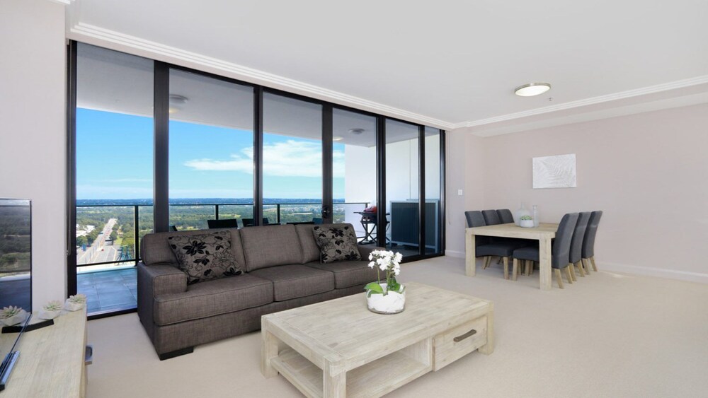 Australia Towers // 3 Bed 2 Bath Spacious and Modern Apartment, Olympic Park Views - 17.03