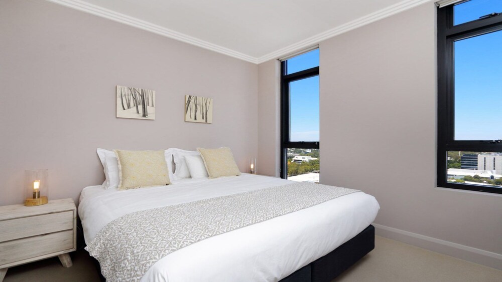 Australia Towers // 3 Bed 2 Bath Spacious and Modern Apartment, Olympic Park Views - 17.03