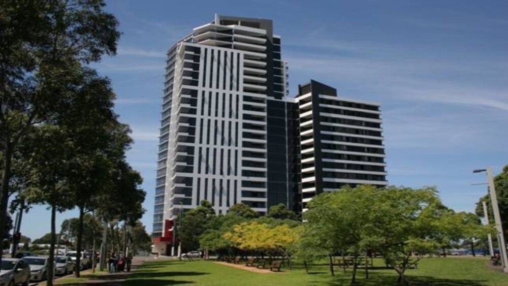 Australia Towers // 3 Bed 2 Bath Spacious and Modern Apartment, Olympic Park Views - 17.03