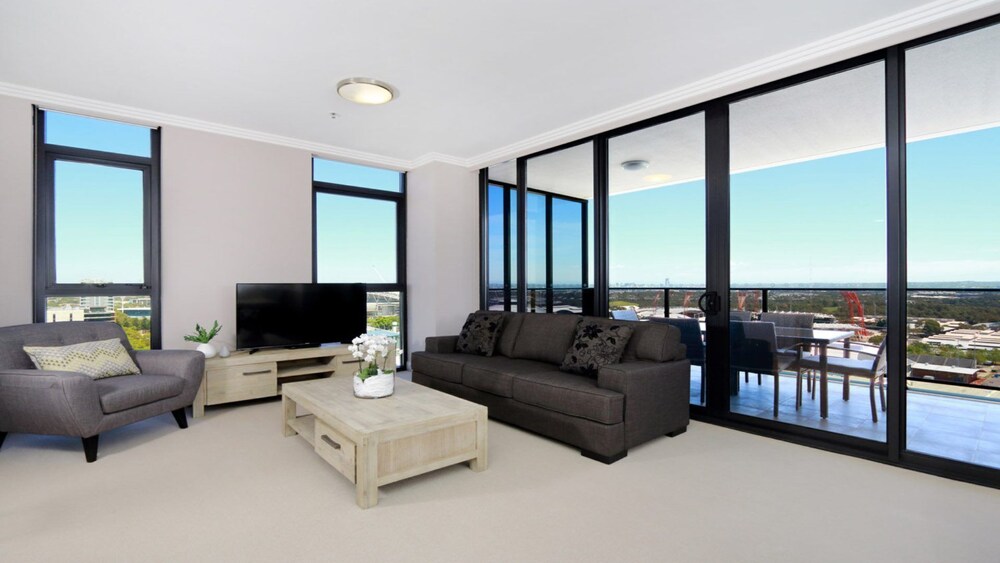 Australia Towers // 3 Bed 2 Bath Spacious and Modern Apartment, Olympic Park Views - 17.03