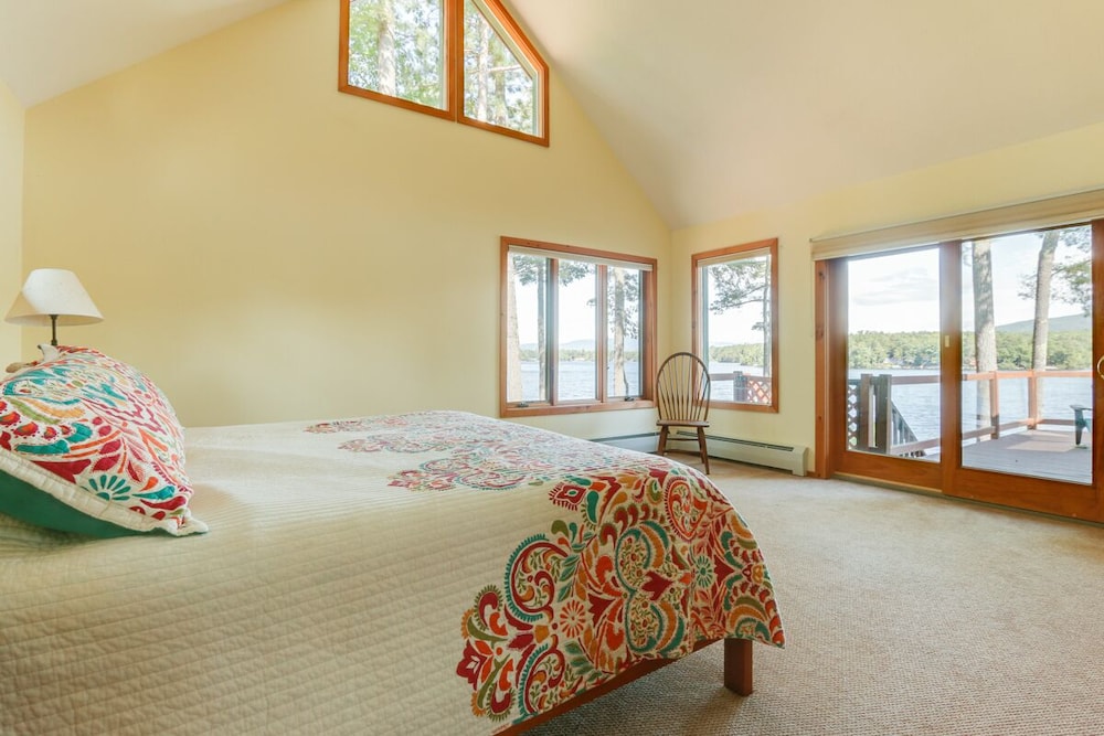 Idyllic, PetFriendly Waterfront home on Lake Winnipesaukee with