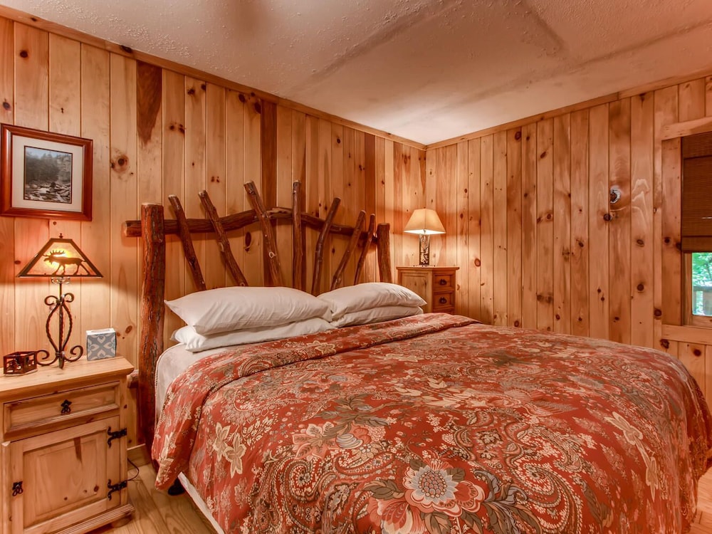 Rhody Cottage cabin, this quaint, charming, cozy relaxing, cottage.