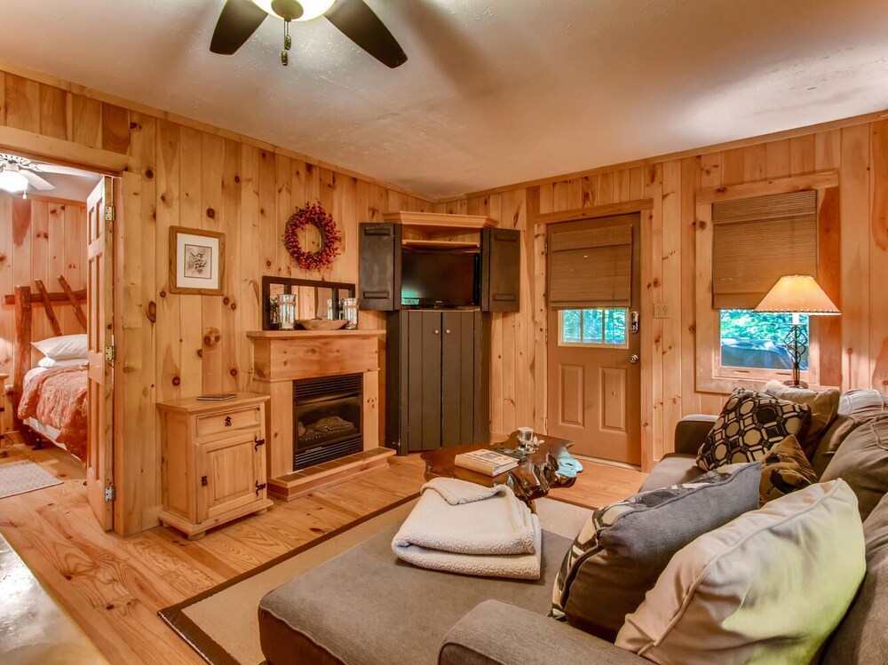 Rhody Cottage cabin, this quaint, charming, cozy relaxing, cottage.