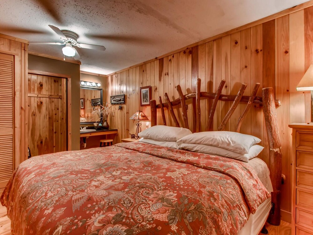 Rhody Cottage cabin, this quaint, charming, cozy relaxing, cottage.