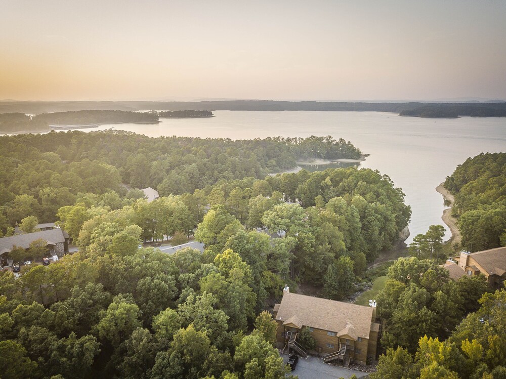 Large 2BR, 2Bath, lake access condo on Lake Ouachita with