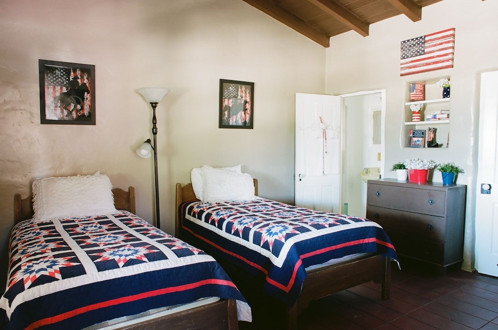 Hidden oasis resort perfect for group reunions & gatherings. Sleeps 48