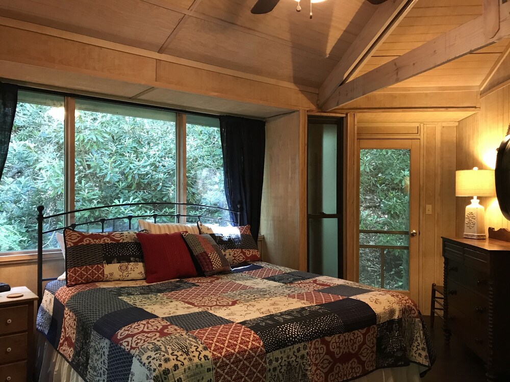 Round “Treehouse”. Perfect Center location Montreat Vrbo