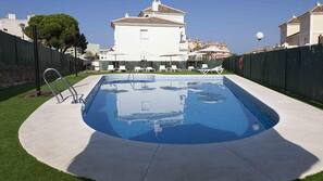 Una piscina al aire libre de temporada