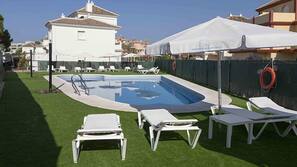 Una piscina al aire libre de temporada