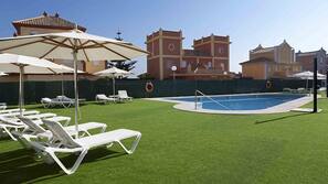 Una piscina al aire libre de temporada