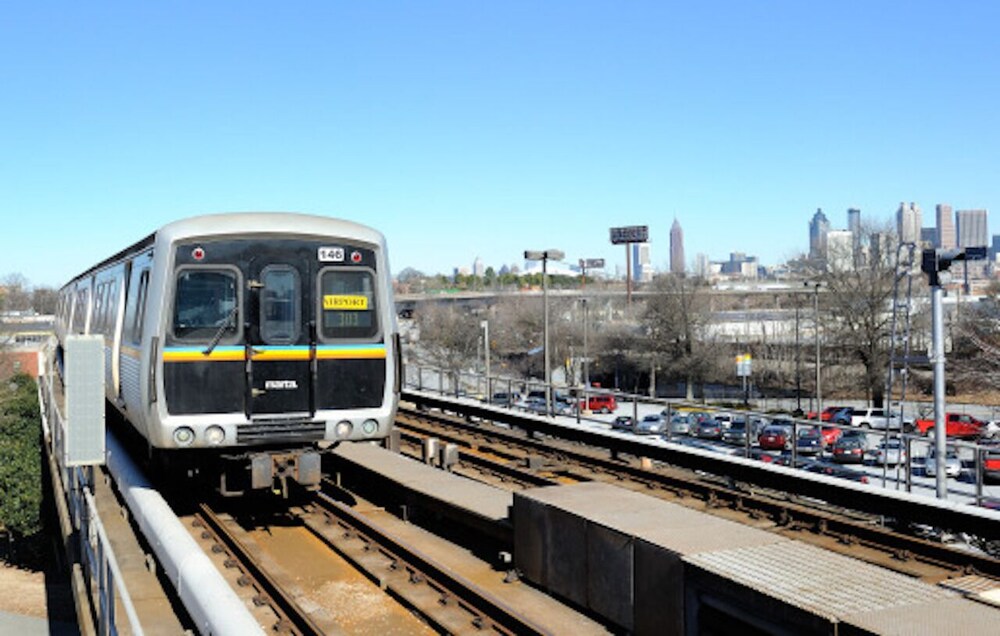 Beautiful Bungalow near Downtown & Train