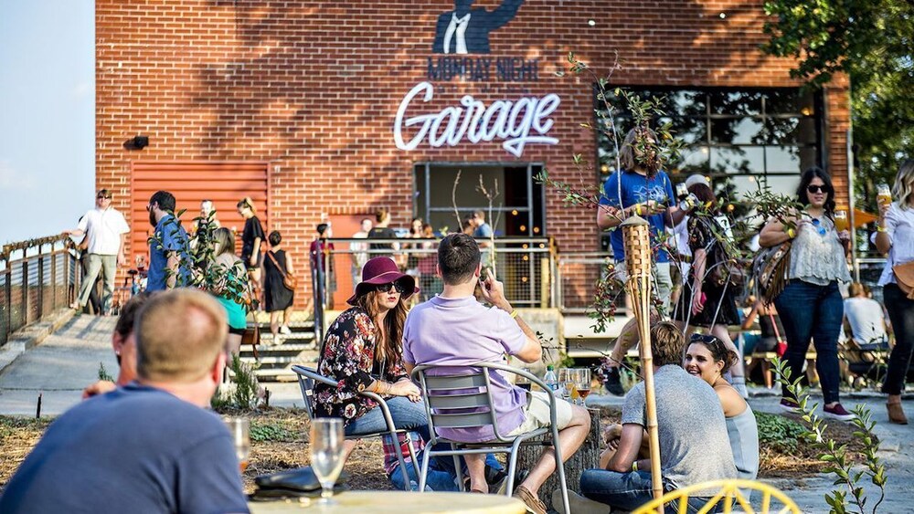 Beautiful Bungalow near Downtown & Train