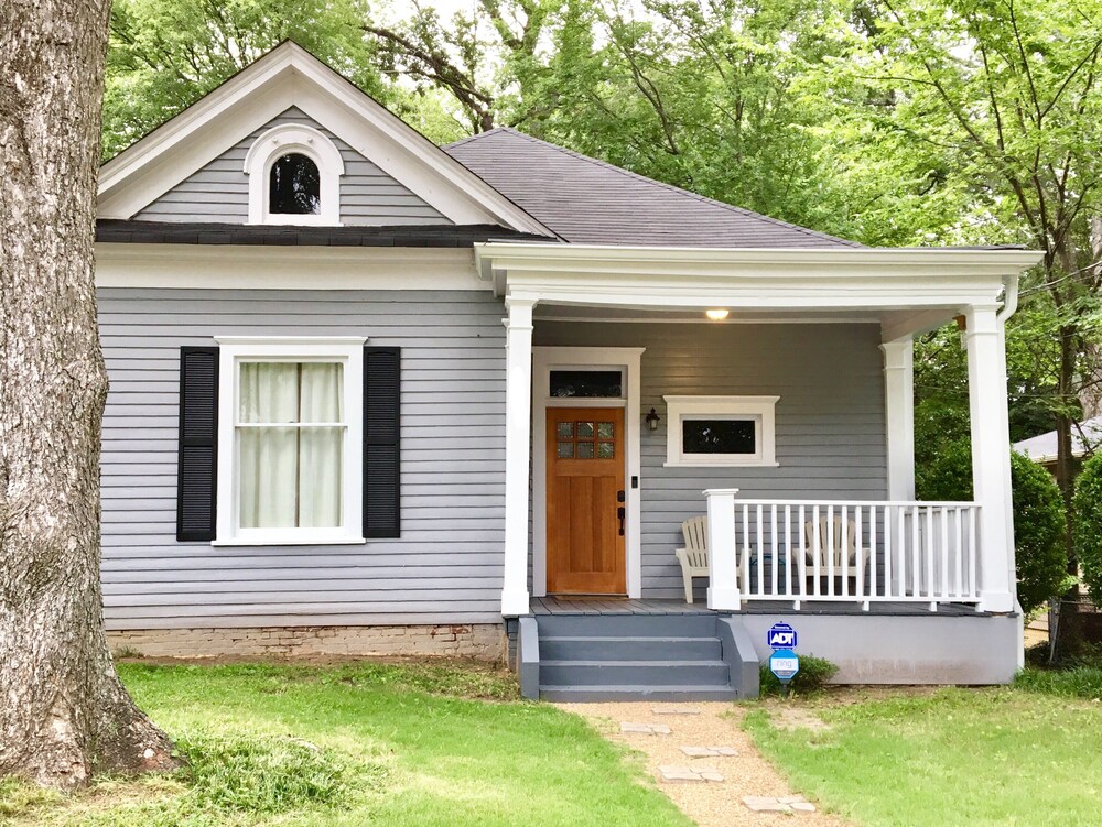 Beautiful Bungalow near Downtown & Train