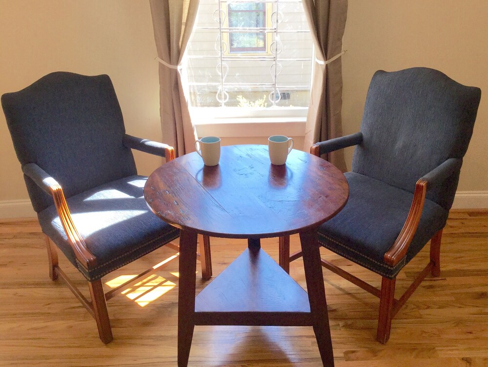 Beautiful Bungalow near Downtown & Train