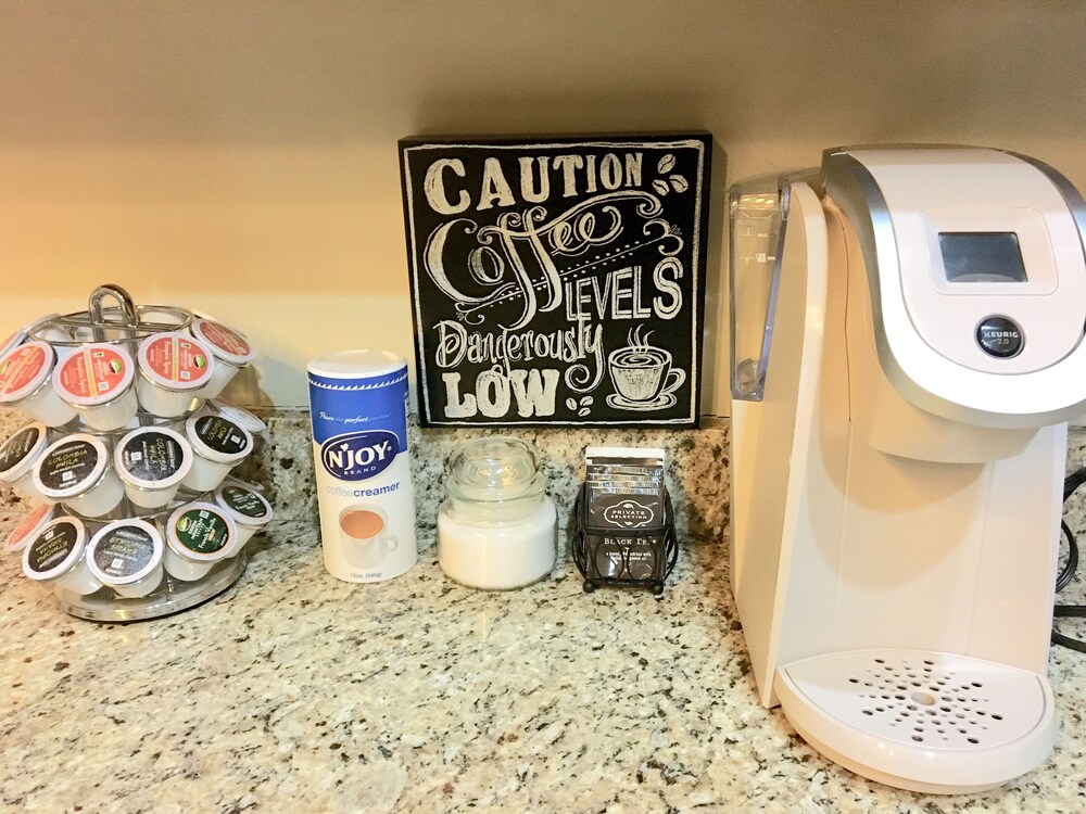 Beautiful Bungalow near Downtown & Train