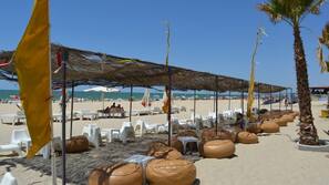 Ubicación a pie de playa, tumbonas y toallas de playa