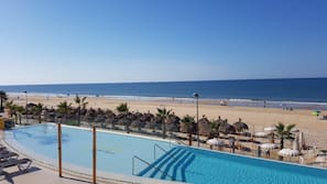 Ubicación a pie de playa, tumbonas y toallas de playa