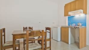 Fridge, hob, coffee/tea maker, cookware/dishes/utensils