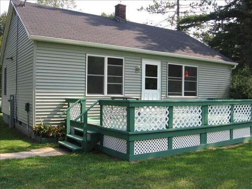 Cottage on Cedar / River Cottage in the Upper Penisula in Escanaba, United States