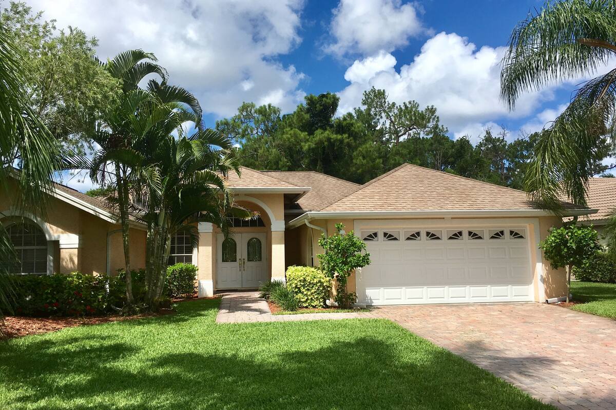 Beautiful 4 Br Briarwood Villa With Spacious Pool Area Vacation Starts Here Reviews Expedia