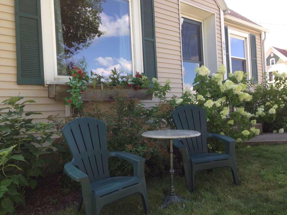 HOLY COW! Guest Haus in the Heart of New Glarus