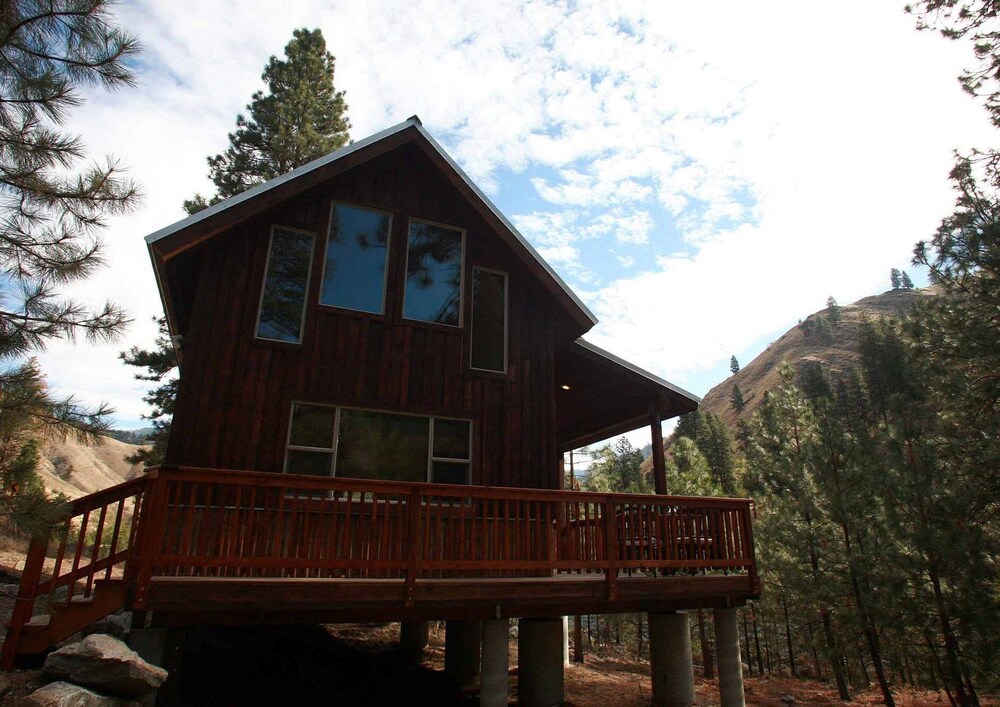 Beachfront Gus Creek Cabin On The Salmon River River Of No Return