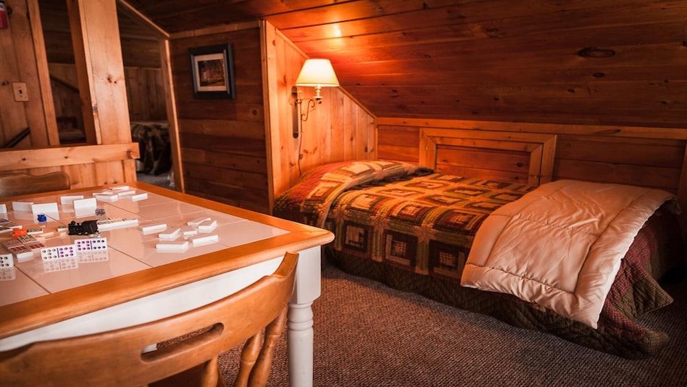 Cozy, Comfortable YearRound LAKEFRONT Cottage on Lime Lake near