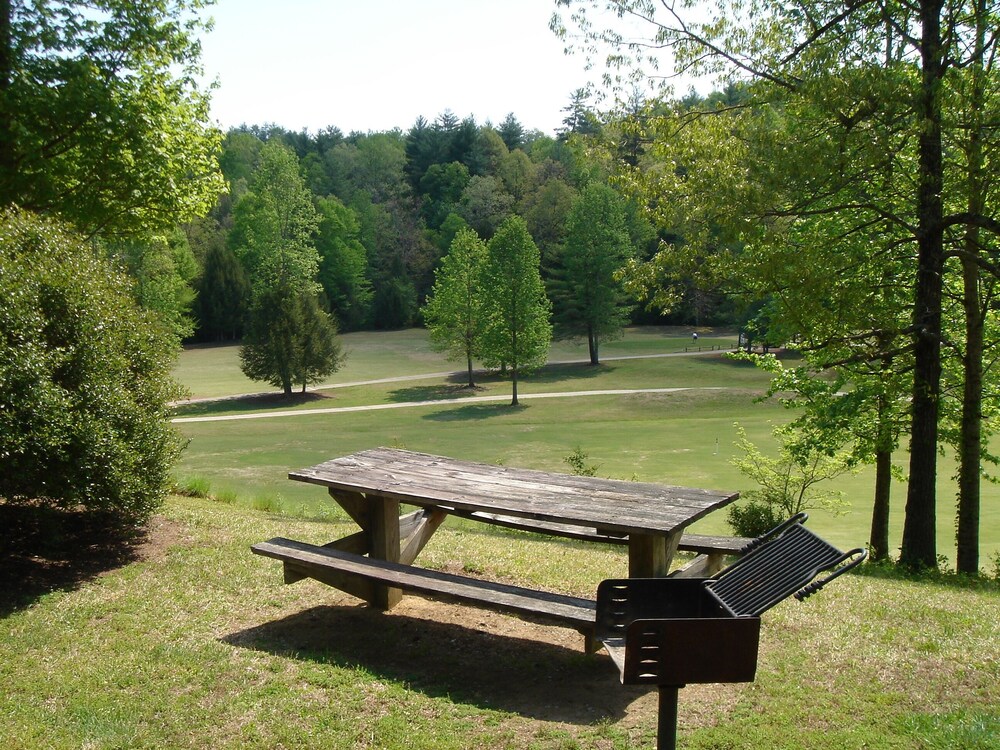 Beautiful Mountain Golfing Getaway Located on The Rock Golf Course