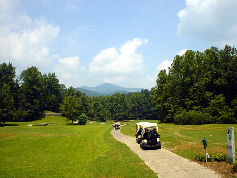 Beautiful Mountain Golfing Getaway Located on The Rock Golf Course