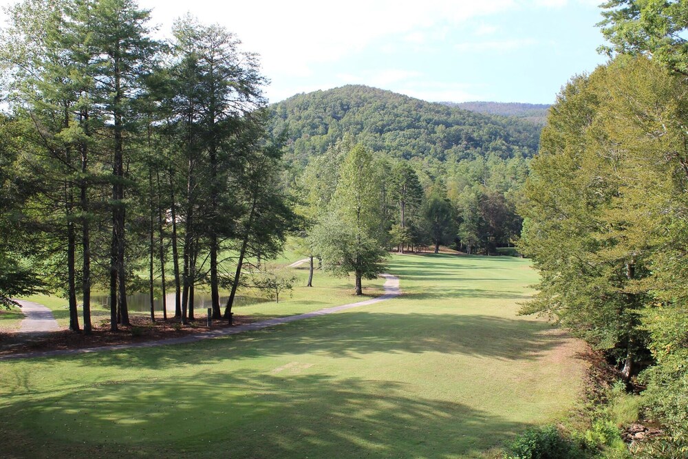 Beautiful Mountain Golfing Getaway Located on The Rock Golf Course