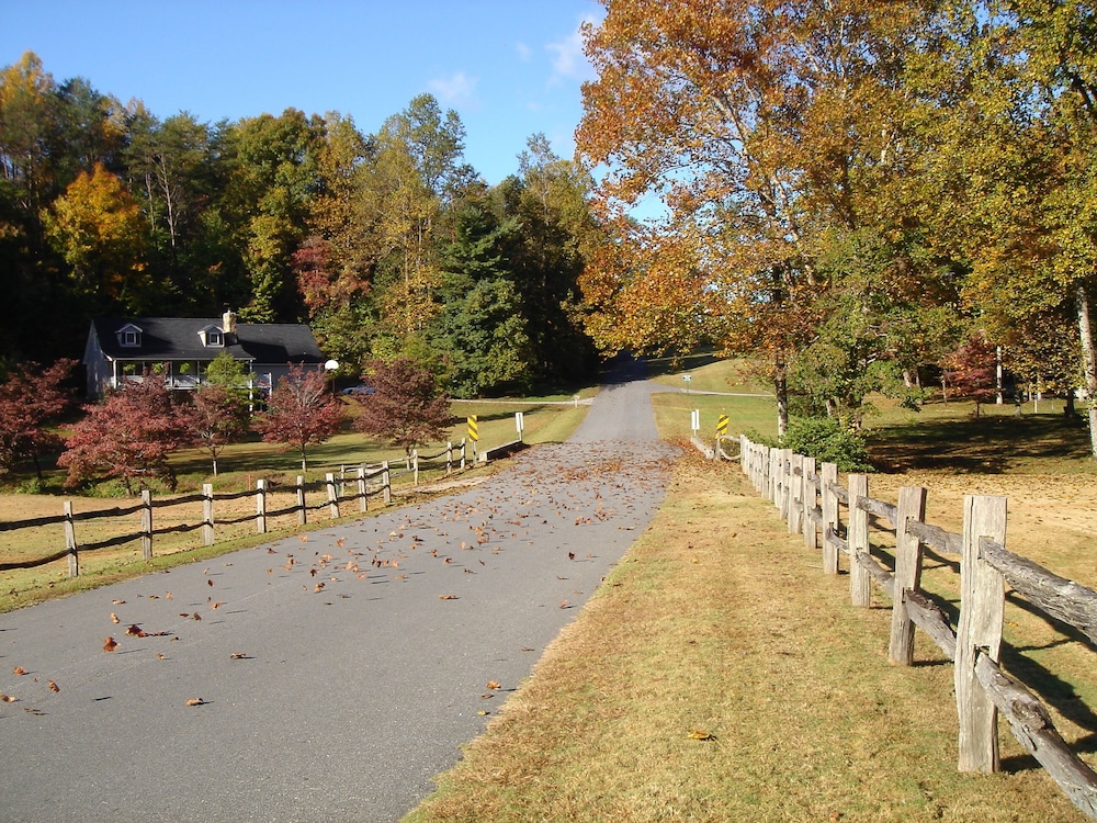 Beautiful Mountain Golfing Getaway Located on The Rock Golf Course