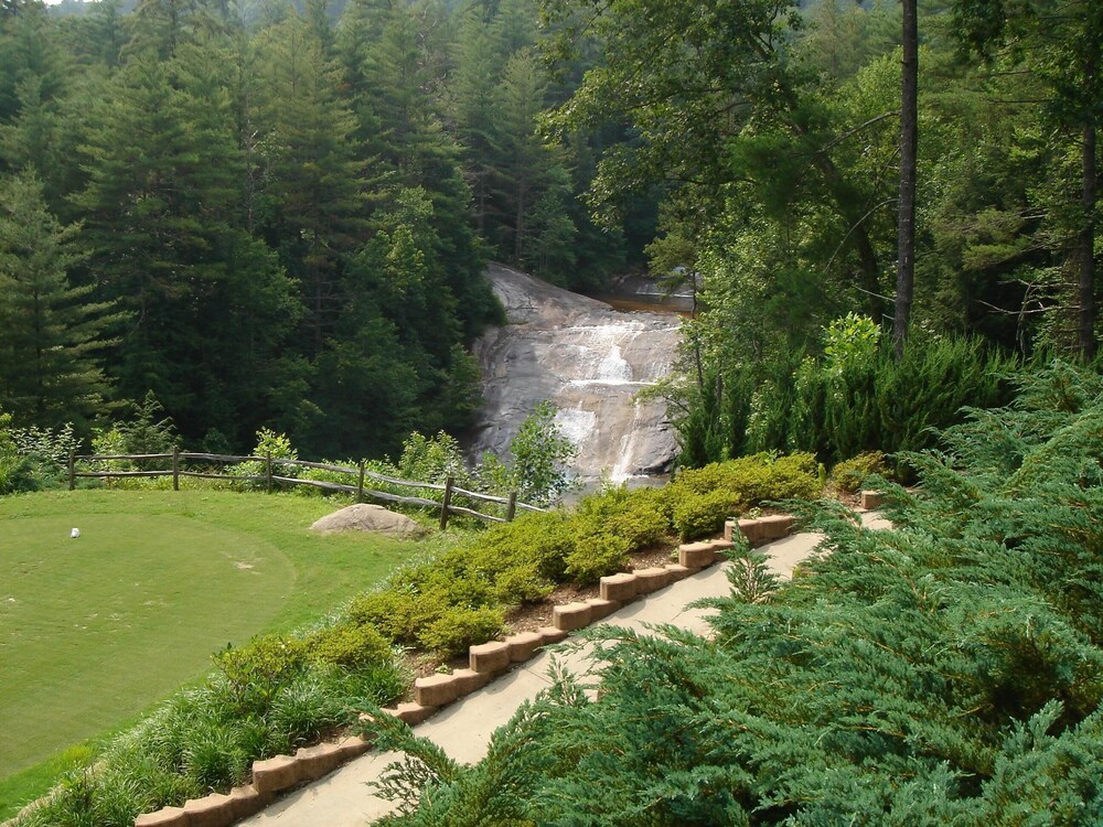 Beautiful Mountain Golfing Getaway Located on The Rock Golf Course