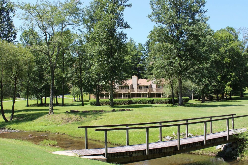 Beautiful Mountain Golfing Getaway Located on The Rock Golf Course