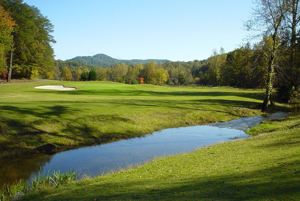 Beautiful Mountain Golfing Getaway Located on The Rock Golf Course