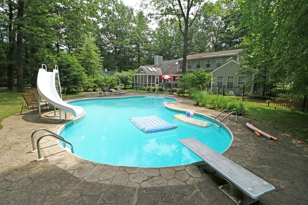 Beautiful 5br Home With Pool, Minutes from Track and Saratoga Lake