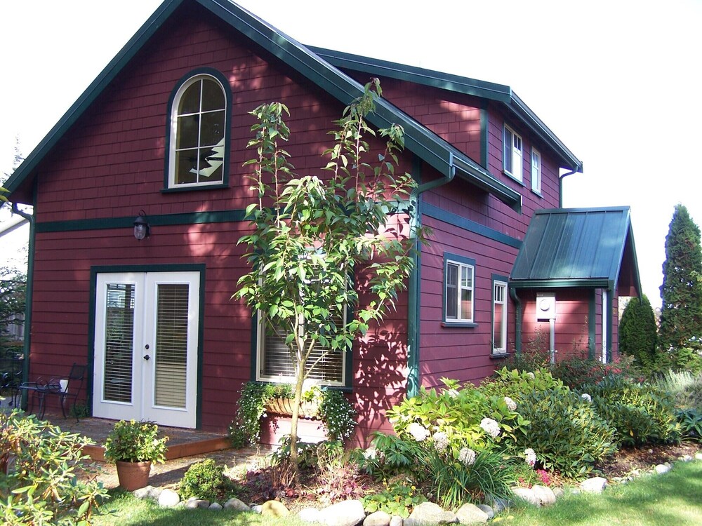 Bright, Quiet Home, Perfect For Bird Watching Nestled In Friendly